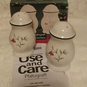 PFALTZGRAFF WINTERBERRY HOLIDAY SALT/PEPPER
